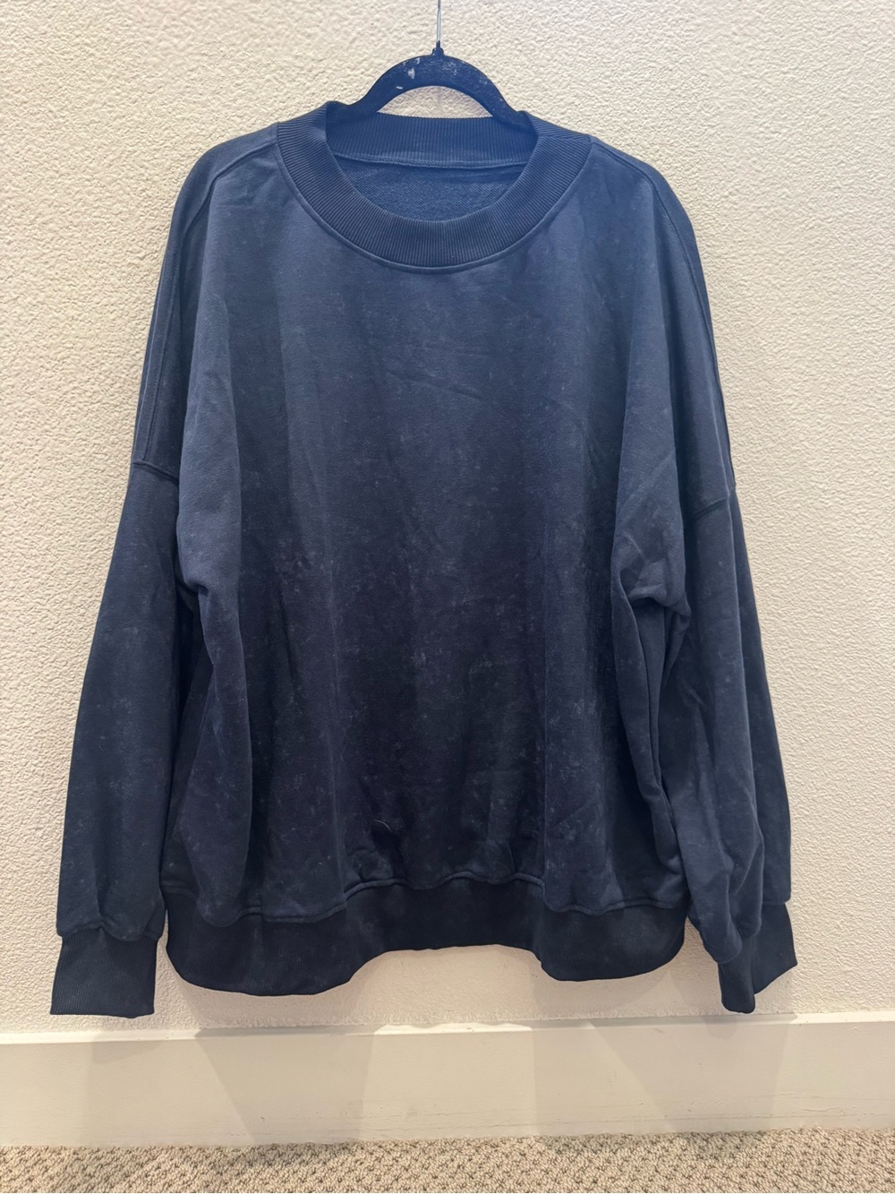 relaxed-fit dark navy crewneck sweatshirt w/ dropped shoulders & ribbed cuffs